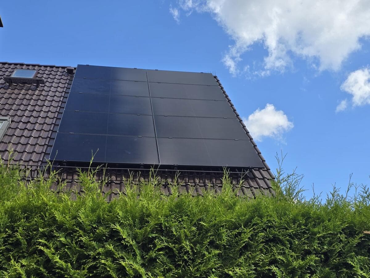 Fertige Photovoltaikanlage, echtes SGR-Projekt Berlin