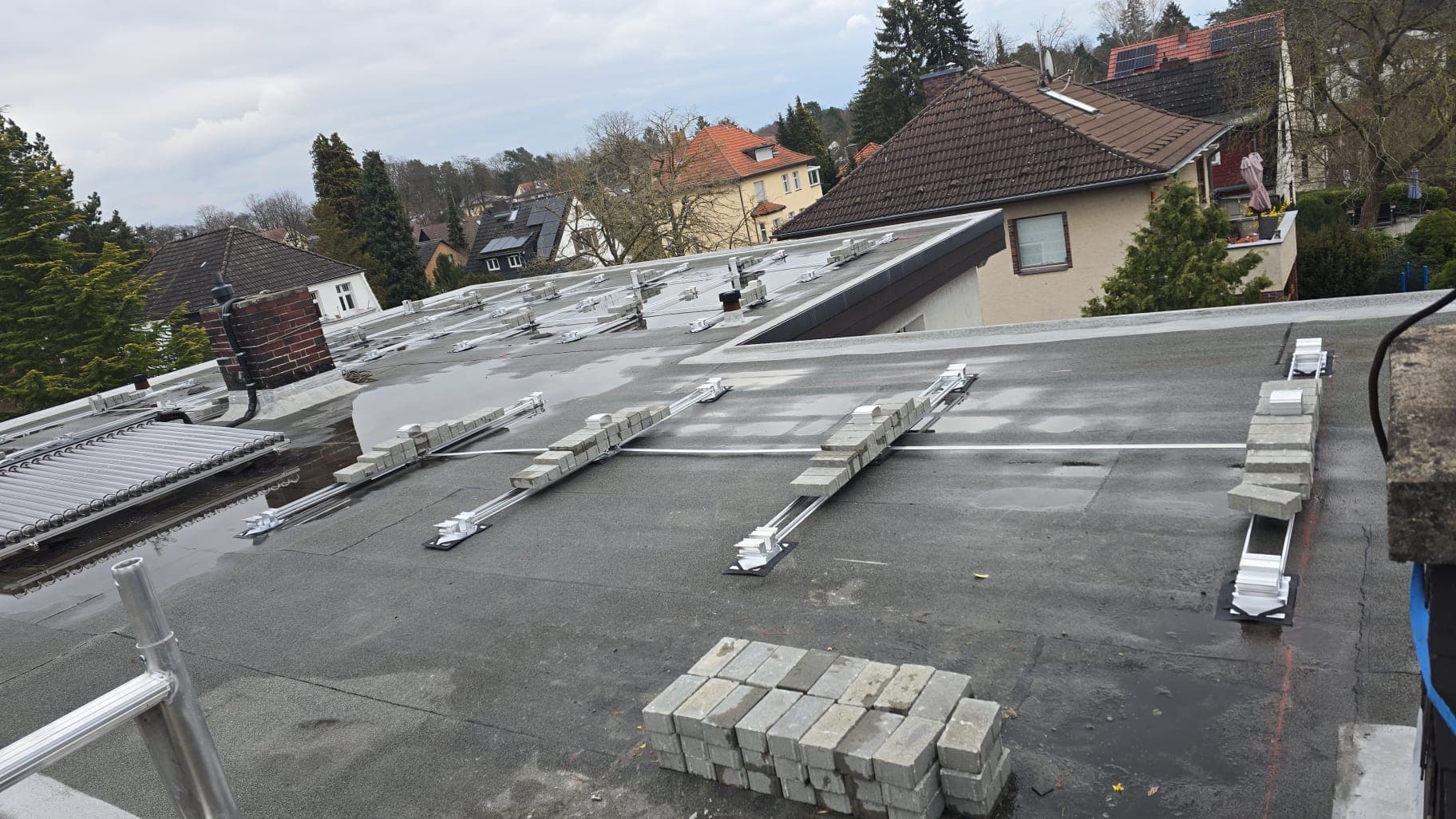 Solar-Managerin und Techniker begutachten fertige Solaranlage auf Dach